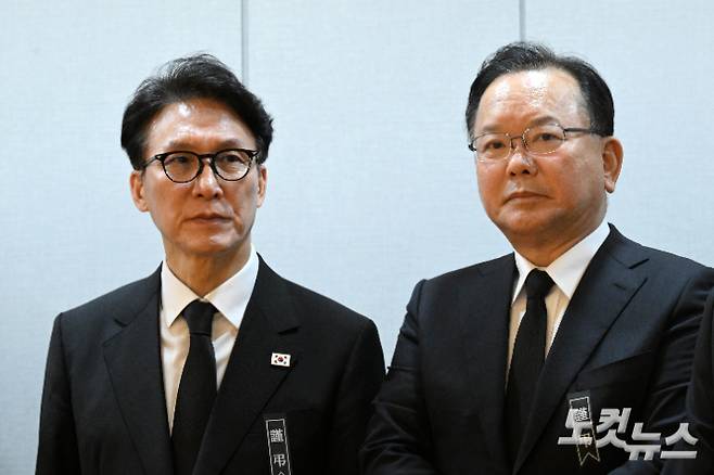 김민석 국무총리(왼쪽)와 김부겸 전 총리(오른쪽)가 27일 서울 종로구 서울대학교병원 장례식장에 마련된 이해찬 민주평화통일자문회의 수석부의장의 빈소에서 조문객을 맞이하고 있다. 사진공동취재단
