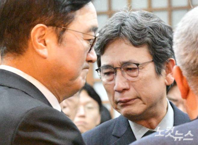 이해찬의 보좌관을 지냈던 유시민 전 노무현재단 이사장이 27일 오전 서울 종로구 서울대학교병원 장례식장에 마련된 故 이해찬 전 국무총리의 빈소에서 조문하고 있다. 류영주 기자