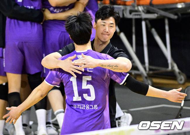 [OSEN=의정부, 조은정 기자]25일 의정부 경민대학교체육관에서 V리그 남자부 준PO&nbsp;KB손해보험과&nbsp;우리카드의 경기가 열렸다.이날 경기 승리팀은 2위 현대캐피탈과 3전 2선승제의 플레이오프를 치른다.1세트 우리카드 박철우 감독대행이 득점에 이시몬과 기뻐하고 있다.  2026.03.25 /cej@osen.co.kr