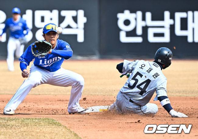 [OSEN=대전, 민경훈 기자] 12일 대전 한화생명볼파크에서 2026 신한 SOL KBO리그 시범경기 한화 이글스와 삼성 라이온즈의 경기가 열렸다.시범경기는&nbsp;오늘(12일)부터&nbsp;오는 24일까지 진행되며, 각 팀이 12경기씩 치러 총 60경기가 펼쳐진다.1회말 무사 주자 1루 한화 페라자의 1루수 앞 땅볼때 오재원이 2루에 세이프 되고 있다.  2026.03.12 /rumi@osen.co.kr