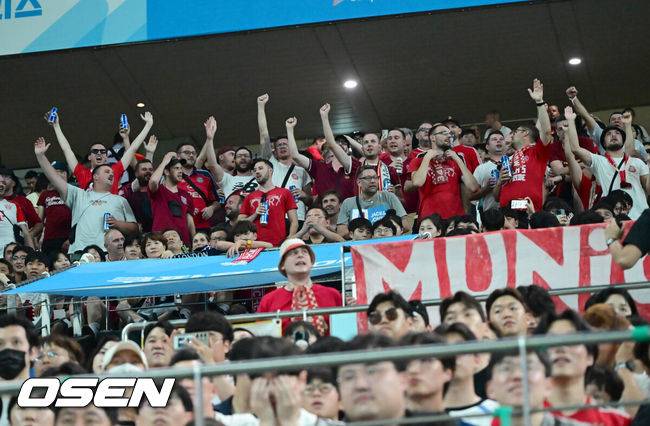 [OSEN=서울월드컵경기장, 김성락 기자] 서울에서 펼쳐진 국가대표 맞대결의 승자는 김민재(28, 바이에른 뮌헨)이었다. 바이에른 뮌헨이 '캡틴' 손흥민(32, 토트넘 홋스퍼)을 잘 막아내면서 6만 관중 앞에서 승리를 신고했다.바이에른 뮌헨은&nbsp;3일 오후 8시 서울월드컵경기장에서 열린 2024 쿠팡플레이 시리즈 2경기에서&nbsp;토트넘 홋스퍼를 상대로 2-1 승리를 거뒀다.경기장을 찾은 뮌헨 팬들이 열띤 응원을 펼치고 있다. 2024.08.03 / ksl0919@osen.co.kr