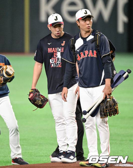 [OSEN=도쿄(일본), 손용호 기자] 6일 일본 도쿄돔에서 월드베이스볼클래식(WBC) 조별리그 C조 일본과 대만의 경기가&nbsp;열렸다. 경기에 앞서 일본 기쿠치 유세이가 마운드를 점검하고 있다. 2026.03.06&nbsp;/spjj@osen.co.kr