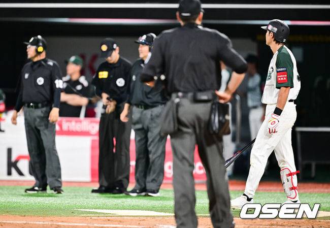 [OSEN=수원, 박준형 기자]  29일 오후 수원 KT위즈파크에서 ‘2025 신한 SOL BANK KBO리그’ KT 위즈와 KIA 타이거즈의 경기가 진행됐다.이날 경기에 KT는 패트릭을, KIA는 네일을 선발투수로 내세웠다. 3회말 1사 KT 장진혁이 체크스윙 비디오판독 결과를 기다리고 있다.   2025.08.29 / soul1014@osen.co.kr