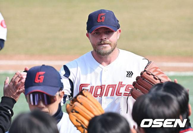 [OSEN=부산, 이석우 기자] 15일 부산 사직야구장에서 2026 신한 SOL KBO 리그 롯데 자이언츠와 LG 트윈스의 시범경기가 열렸다. 홈팀 롯데는 비슬리가, 방문팀 LG는 이민호가 선발 출전했다.롯데 자이언츠 선발 투수 비슬리가 5회초 수비를 마치고 하이파이브를 하고 있다. 2026.03.15 / foto0307@osen.co.kr