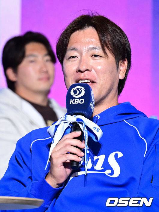 [OSEN=조은정 기자] 2026 신한 SOL KBO 리그 미디어데이&팬페스트 행사가 26일 서울 송파구 롯데호텔 월드에서 열렸다.2026 KBO 리그 정규 시즌은 오는 28일 인천(KIA-SSG), 잠실(LG-KT), 대구(삼성-롯데), 창원(NC-두산), 대전(한화-키움) 등 5개 구장에서 개막한다.&nbsp;삼성 강민호가 각오를 밝히고 있다.  2026.03.26 /cej@osen.co.kr