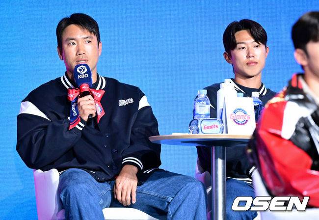 [OSEN=조은정 기자] 2026 신한 SOL KBO 리그 미디어데이&팬페스트 행사가 26일 서울 송파구 롯데호텔 월드에서 열렸다.2026 KBO 리그 정규 시즌은 오는 28일 인천(KIA-SSG), 잠실(LG-KT), 대구(삼성-롯데), 창원(NC-두산), 대전(한화-키움) 등 5개 구장에서 개막한다.&nbsp;롯데 전준우, 전민재가 각오를 밝히고 있다.  2026.03.26 /cej@osen.co.kr