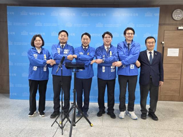 ▲성준후 임실군수 예비후보(왼쪽에서 두번째)가 청와대 행정관 출신인 4명의 후보들과 함께 국회서 기자회견을 하고 있다. ⓒ