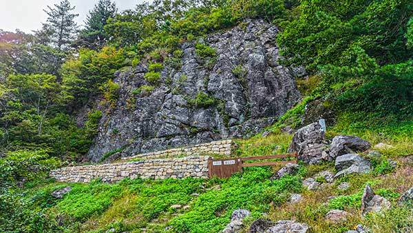 숲과 바위 사이에 숨어 있듯 자리한 개령암지 마애불상군.