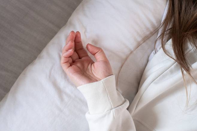 팔을 몸 안쪽으로 깊게 접은 채 장시간 유지하는 수면 자세는 척골신경 압박 가능성을 높여 손 저림과 통증으로 이어질 수 있다. 게티이미지