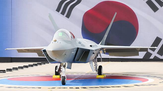 25일 경남 사천 한국항공우주산업(KAI)에서 이재명 대통령이 참석한 가운데 KF-21 양산 1호기가 공개되고 있다. 사천=뉴시스
