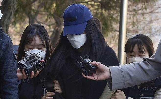 세 살배기 딸을 학대해 숨지게 한 30대 친모 A씨가 지난 19일 경기도 안산시 수원지방법원 안산지원에서 열린 구속 전 피의자 심문(영장실질심사)에 출석하고 있다. 연합뉴스