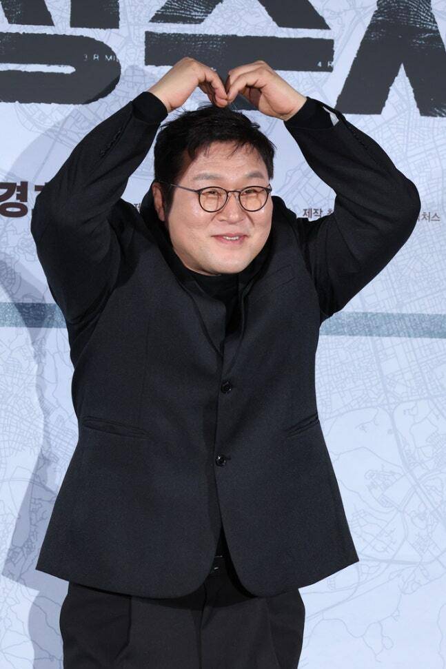 去る25日映画「終わり捜査」記者懇談会で挨拶するユン・ギョンホ。連合ニュース