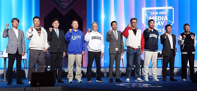 프로야구 10개 구단 감독들이 26일 서울 송파구 롯데호텔 월드에서 열린 2026 KBO리그 개막 미디어데이 행사에서 선전을 다짐하며 기념촬영을 하고 있다. 왼쪽부터 키움 설종진, KIA 이범호, KT 이강철, 삼성 박진만, 한화 김경문, LG 염경엽, SSG 이숭용, NC 이호준, 롯데 김태형, 두산 김원형 감독. 뉴스1