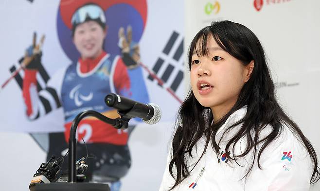 김윤지가 26일 서울 송파구 출근하는 올림픽회관 신관 대한장애인 체육회에서 2026 밀라노·코르티나 동계패럴림픽대회 대한민국 선수단 MVP 기자회견을 하고 있다. 뉴스1
