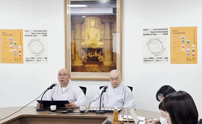 조계종 문화부장인 성원 스님(왼쪽)과 불교신문 사장 원허 스님이 25일 서울 종로구 불교역사문화기념관에서 ‘서울국제불교박람회’에 관해 설명하고 있다.
