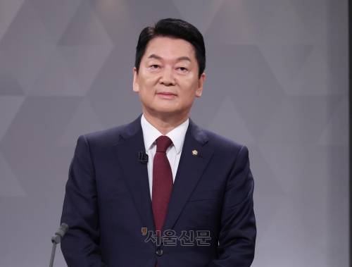 국민의힘 안철수 당대표 후보가 17일 오후 서울 여의도 KBS에서 진행된 ‘당대표 후보자 TV토론회’ 참석해 시작을 기다리고 있다.