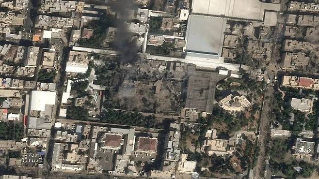 이란 테헤란 도심의 아야톨라 알리 하메네이 관저 일대가 공습받은 모습. 사진 중앙 연기 기둥 아래가 타격 지점으로 추정된다. 2026.2.28. 에어버스 DS 제공·AP 연합뉴스