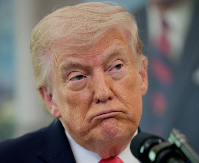 도널드 트럼프 미 대통령이 24일(현지 시간) 백악관에서 열린 행사에서 미묘한 표정을 짓고 있다. 로이터연합뉴스