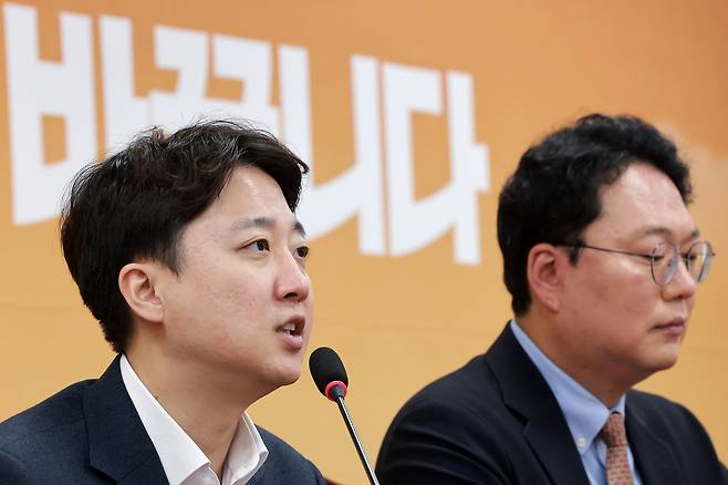 이준석 개혁신당 대표가 26일 국회에서 열린 최고위원회의에 참석해 발언하고 있다. 오른쪽은 천하람 원내대표. 연합뉴스