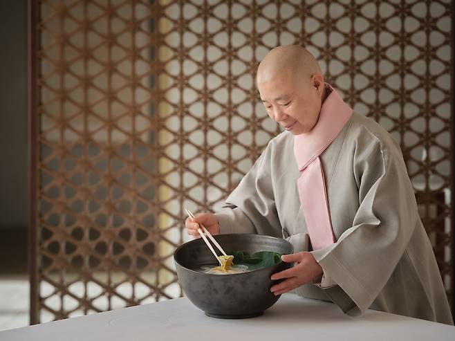 정관스님이 연꽃잎차를 우리고 있다. 호텔신라.