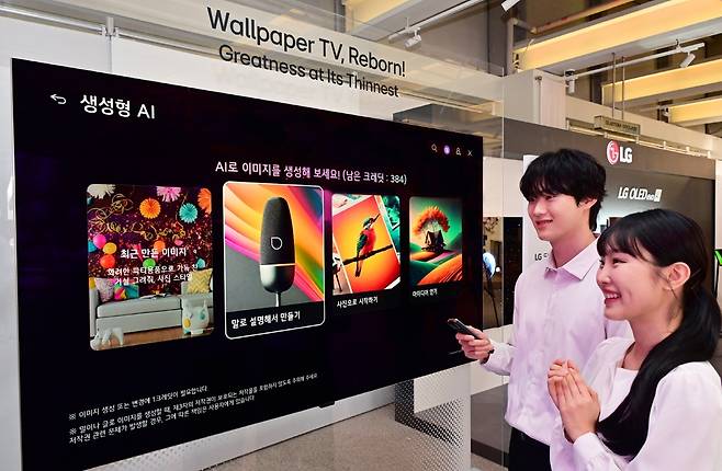 LG전자 관계자들이 26일 서울 영등포구 그라운드220에서 ‘LG 올레드 에보’를 소개하고 있다. LG전자