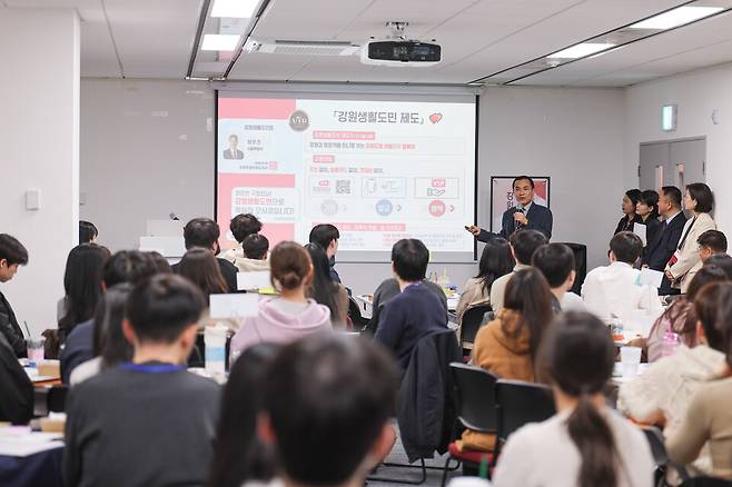 김진태강원도지사가 '강원생활도민제도 수도권 홍보행사'로 서울 종로구청에서 설명회를 하고 있다. ⓒ 강원도 제공
