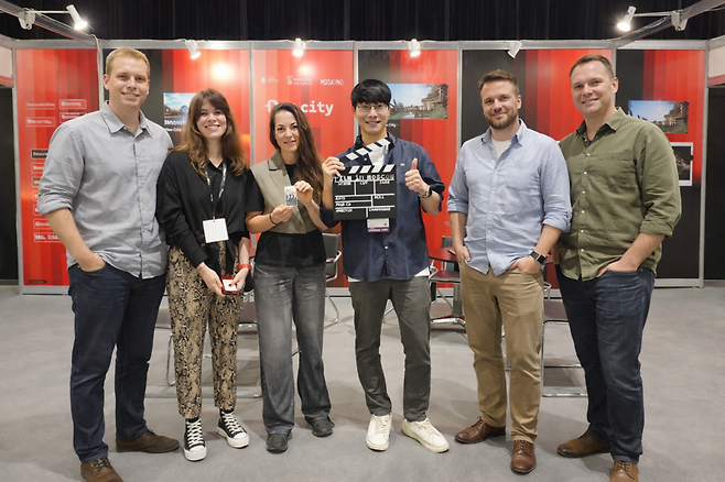 진흥원은 지난 3월 17~20일&nbsp;홍콩에서 열린 'FILMART 2026(홍콩 필마트)'에 참여해 주요 해외 기관 및 바이어들과 사진촬영을 하고 있다. ⓒ충남콘텐츠진흥원 제공