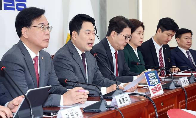 장동혁 국민의힘 대표(왼쪽 두 번째)가 26일 국회에서 열린 최고위원회의에서 발언하고 있다. ⓒ연합뉴스