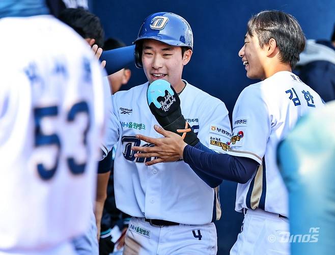 NC 허윤(가운데)은 ‘2026 신한 SOL KBO리그’ 시범경기서 도루 5개를 하며 해당 부문 전체 1위에 올랐다. 그는 주루 스페셜리스트로 활약을 예고했다. 사진제공｜NC 다이노스