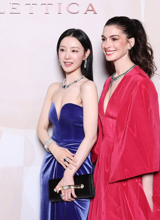 배우 김지원(왼쪽)과 앤 해서웨이. 보그 타이완 캡처