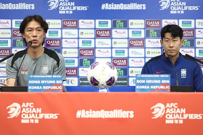 북중미 월드컵 아시아 3차 예선 1차전 한국-팔레스타인과의 경기를 하루 앞둔 4일 오후 서울월드컵경기장에서 열린 공식 기자회견에서 홍명보 축구 국가대표팀 감독이 발언하고 있다. 연합뉴스