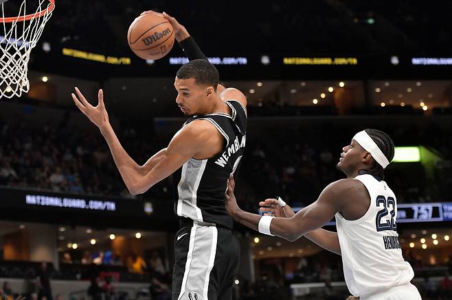 빅터 웸반야마가 26일 미국 테네시주 멤피스의 페덱스 포럼에서 열린 멤피스 그리즐리스와 2025~2026 미국프로농구 정규리그 원정 경기에서 리바운드를 잡고 있다.  멤피스 | AP연합뉴스