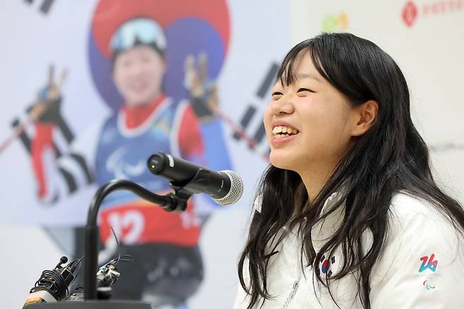 처음 출전한 2026 밀라노·코르티나담페초 동계 패럴림픽에서 5개 메달을 거머쥐며 한국 장애인 체육의 ‘간판스타’로 거듭난 김윤지가 26일 서울 송파구 올림픽회관에서 열린 대한민국 선수단 MVP 기자회견에서 발언하고 있다. 2026.3.26 연합뉴스