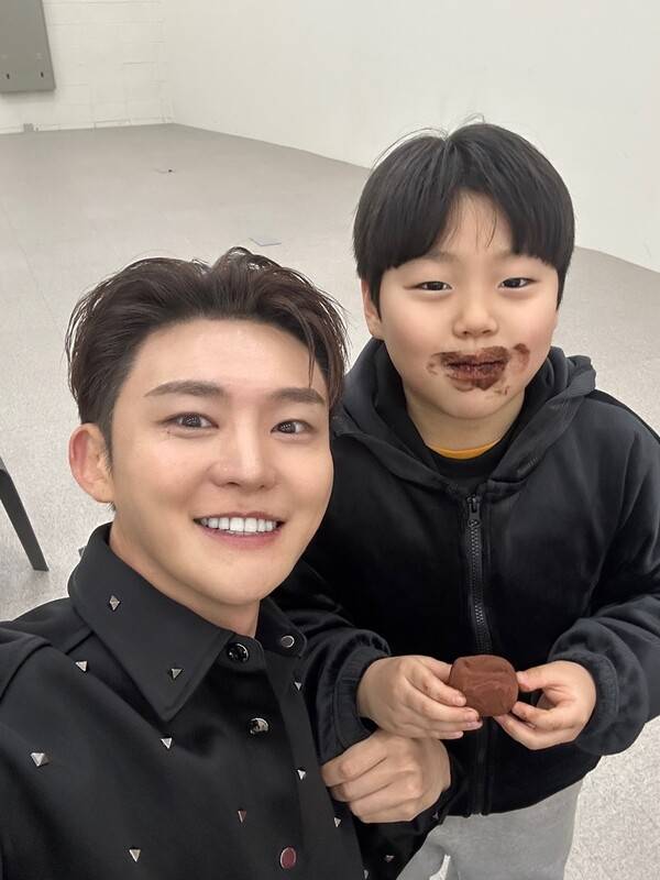 ▲ 이도진(왼쪽)이 MBN '무명전설'에 함께 출연중인 김한율과 두바이 쫀득 쿠키를 나눠 먹으며 환한 미소를 짓고 있다. 단순한 경쟁을 넘어 사람과 사람 사이의 온기를 전하는 이도진의 행보에 기대가 모인다. 출처|이도진 인스타그램