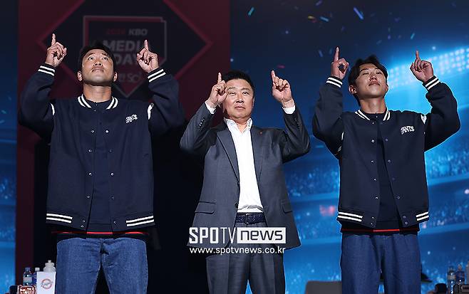 ▲ 왼쪽부터 전준우, 김태형 감독, 전민재 ⓒ곽혜미 기자