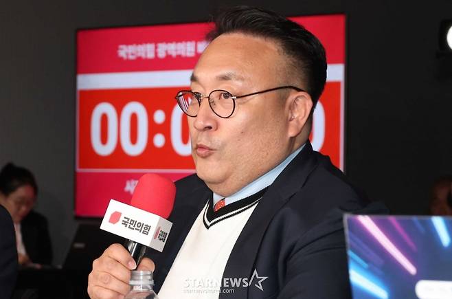 [서울=뉴시스] 조성봉 기자= 국민의힘 '광역의원 비례 청년 오디션' 본선 심사위원인 방송인 이혁재가 26일 오후 서울 여의도 중앙당사에서 열린 광역의원 청년 공개오디션 본선에서 발언을 하고 있다. 2026.03.26. suncho21@newsis.com /사진=조성봉