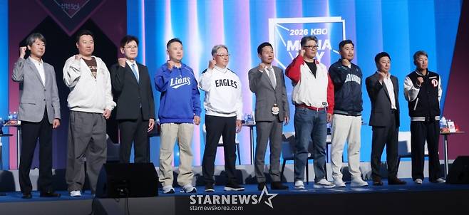 '2026 신한 SOL KBO 리그 미디어데이&팬페스트'가 26일 서울 잠실 롯데호텔 월드에서 열렸다. 설종진 키움(왼쪽부터), 이범호 KIA, 이강철 KT, 박진만 삼성, 김경문 한화, 염경엽 LG, 이숭용 SSG, 이호준 NC, 김태형 롯데, 김원형 두산 감독이 포즈를 취하고 있다. /사진=김진경 대기자