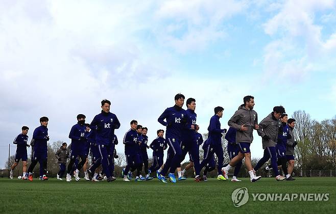 러닝으로 몸 푸는 한국축구대표팀 (밀턴킨스[영국]=연합뉴스) 최재구 기자 = 코트디부아르전을 앞둔 한국 축구 국가대표팀 선수들이 25일(현지시간) 영국 런던 북서쪽 밀턴킨스 MK돈스 훈련장에서 본격적인 훈련에 앞서 러닝으로 몸을 풀고 있다. 2026.3.26 jjaeck9@yna.co.kr