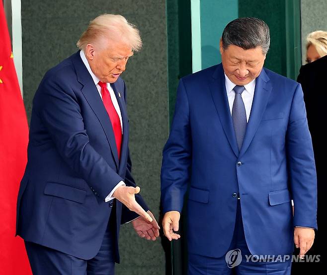 작년 10월 부산에서 만난 미중 정상 (부산=연합뉴스) 손형주 기자 = 도널드 트럼프 미국 대통령과 시진핑 중국 국가주석이 30일 부산 김해공군기지 의전실 나래마루에서 미중 정상회담을 마친 뒤 회담장을 나서고 있다. 2025.10.30 handbrother@yna.co.kr