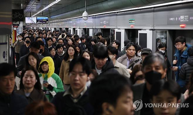 기름값 급등에 지하철 이용객 증가 (서울=연합뉴스) 임화영 기자 = 중동 전쟁으로 기름값이 급등한 가운데 17일 서울 시내의 한 지하철 역사가 이용객으로 붐비고 있다. 2026.3.17 hwayoung7@yna.co.kr