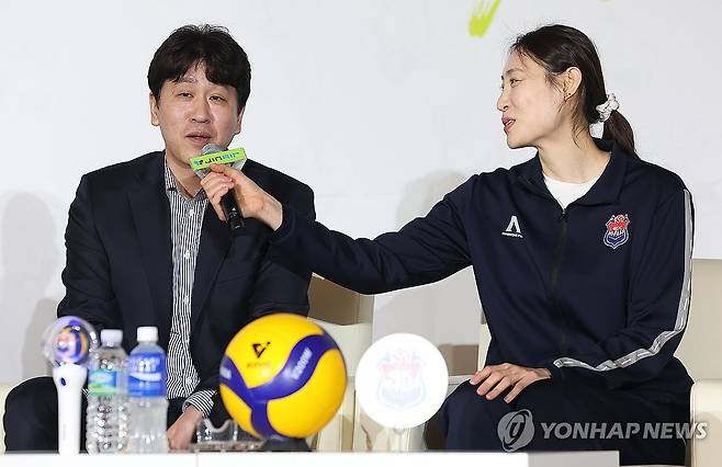 각오 밝히는 김종민 감독과 배유나 (서울=연합뉴스) 김성민 기자 = 20일 서울 강남구 호텔 리베라에서 열린 '진에어 2025-2026 V-리그 포스트시즌 미디어데이'에서 한국도로공사 김종민 감독과 배유나가 각오를 밝히고 있다. 2026.3.20 ksm7976@yna.co.kr