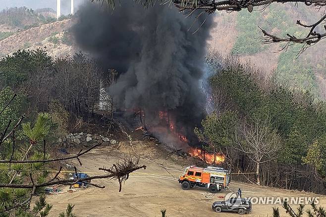 3일 전 불난 풍력발전기에서 날개 추락 (영덕=연합뉴스) 26일 경북 영덕군 영덕읍 영덕풍력발전단지 내 풍력발전기 19호기에서 블레이드(날개)가 발전기와 분리돼 추락하는 과정에서 불이 나고 있다.
    이 발전기에서는 지난 23일 불이 나 작업자 3명이 숨졌다.
    당시 불로 블레이드 3개 중 2개가 발전기에서 분리돼 추락했으나 남은 블레이드 1개와 발전기에는 잔불이 있었다. 2026.3.26 [독자 제공. 재판매 및 DB 금지] sds123@yna.co.kr