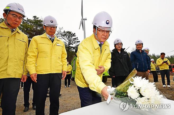 헌화하는 기후부 장관 (영덕=연합뉴스) 손대성 기자 = 김성환 기후에너지환경부 장관(가운데)이 25일 경북 영덕군 영덕읍 영덕풍력발전단지 내 풍력발전기 화재 현장을 찾아 사망자를 위해 헌화하고 있다.
이곳에서는 지난 23일 불이 나 발전기에 올라가서 수리하던 작업자 3명이 숨지는 사고가 발생했다. 2026.3.25 sds123@yna.co.kr