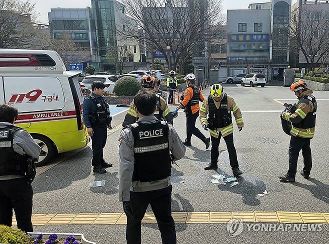 동울산세무서 분신 시도 현장 (울산=연합뉴스) 장지현 기자 = 26일 오전 10시 49분께 울산 북구 동울산세무서 청사 앞 야외주차장에서 50대 남성 민원인이 분신을 시도해 2명이 중경상을 입었다. 사진은 출동한 소방대원들이 현장을 정리하는 모습. 2026.3.26 jjang23@yna.co.kr