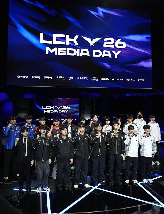 2026 LCK 정규시즌 개막 미디어데이     (서울=연합뉴스) 김주환 기자 = 26일 서울 종로구 치지직 롤파크에서 열린 2026 LCK 정규시즌 개막 미디어데이에서 리그 10개 게임단 선수와 소속 선수들이 포즈를 취하고 있다. 2026.3.26 jujuk@yna.co.kr
