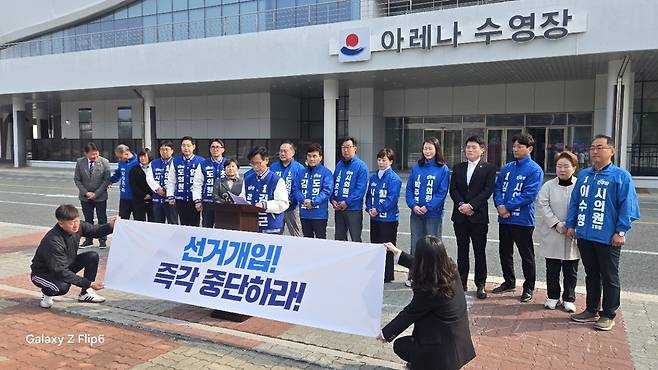 기자회견 하는 김한근 강릉시장 예비후보 [더불어민주당 강릉시지역위원회 제공. 재판매 및 DB 금지]