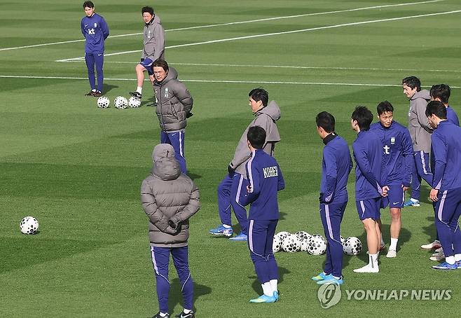 선수 지도하는 홍명보 감독 (밀턴킨스[영국]=연합뉴스) 최재구 기자 = 코트디부아르전을 앞둔 한국 축구 국가대표팀의 홍명보 감독이 25일(현지시간) 영국 런던 북서쪽 밀턴킨스 MK돈스 훈련장에서 열린 팀 훈련에서 선수들을 지도하고 있다. 2026.3.26 jjaeck9@yna.co.kr