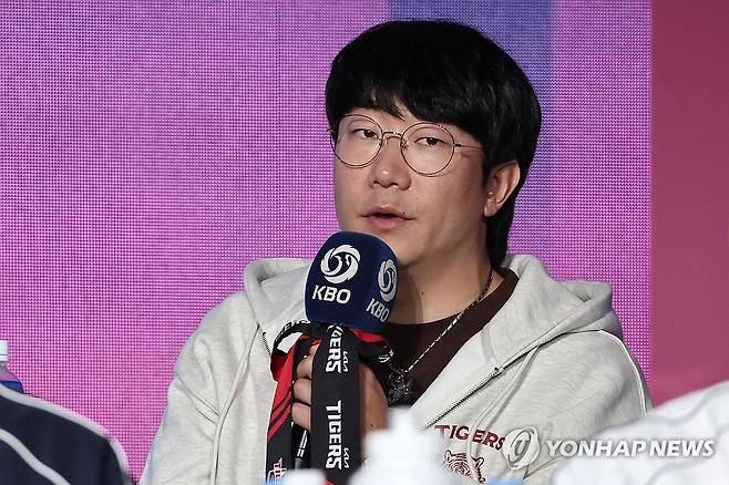 질문 답하는 KIA 양현종 (서울=연합뉴스) 윤동진 기자 = KIA 양현종이 26일 서울 롯데호텔 월드에서 열린 2026 신한 SOL KBO 리그 미디어데이에서 질문에 답하고 있다. 2026.3.26 mon@yna.co.kr