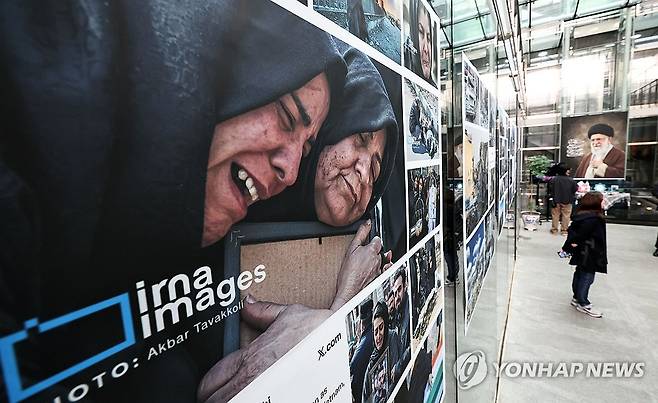 미ㆍ이란 전쟁 관련 사진전 (서울=연합뉴스) 김인철 기자 = 26일 서울 용산구 주한이란대사관에서 미국ㆍ이란 전쟁 관련 사진전 및 다큐 상영 행사가 열리고 있다. 2026.3.26 yatoya@yna.co.kr