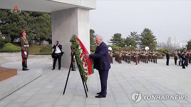 평양 해방탑에 화환 진정하는 루카셴코 (서울=연합뉴스)  김정은 국무위원장의 초청으로 북한을 공식 방문한 알렉산드르 루카셴코 벨라루스 대통령이 지난 25일 평양 해방탑을 찾아 화환을 진정하고 소련군 전사자들을 추모했다고 조선중앙TV가 26일 보도했다. [조선중앙TV 화면] 2026.3.26 
    [국내에서만 사용가능. 재배포 금지. For Use Only in the Republic of Korea. No Redistribution] nkphoto@yna.co.kr